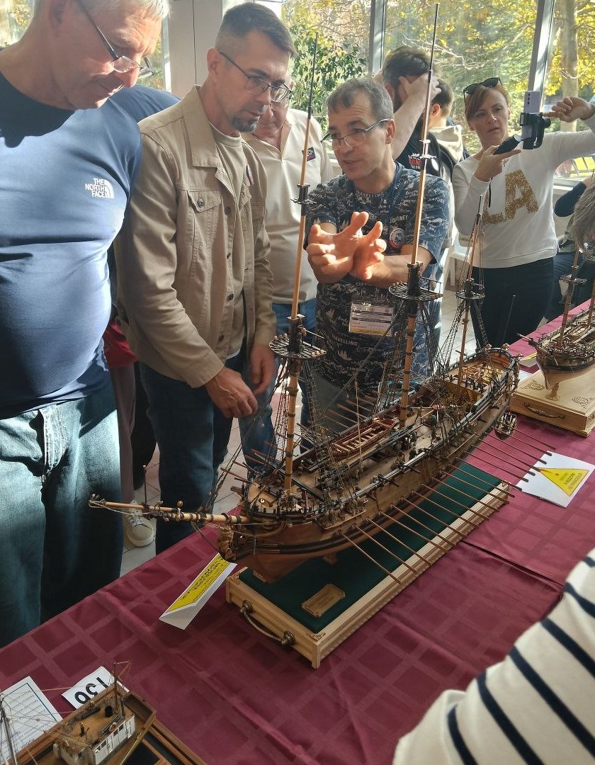 Жюри осматривает модель, Новороссийск